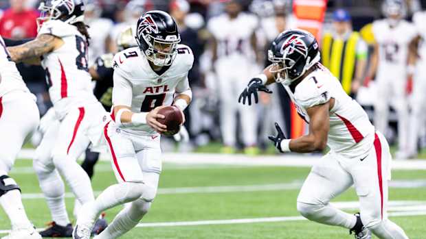 Jan 7, 2024; New Orleans, Louisiana, USA; Atlanta Falcons quarterback Desmond Ridder (9) hands off to running back Bijan Robinson (7) against the New Orleans Saints during the first half at Caesars Superdome. Mandatory Credit: Stephen Lew-USA TODAY Sports